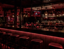 Bar met rode sfeerverlichting